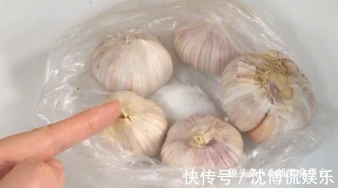 原来保存大蒜这么简单，只需撒一把，放一年也不会干瘪发芽，实用