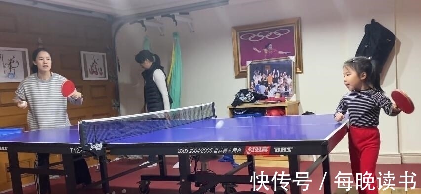 写作业|王楠全家排排站!女儿站木板上与妈妈练球,儿子靠墙坐地写作业!
