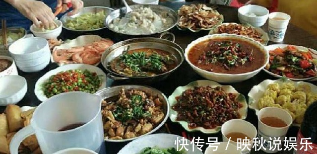 满脸|领导三天两头到我家蹭饭，夸我家饭菜好吃，收到调令我满脸问号