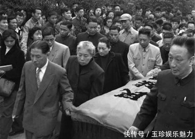 文学|鲁迅:文学上的巨人,身高却是矮人?一张照片还原他的真实身高