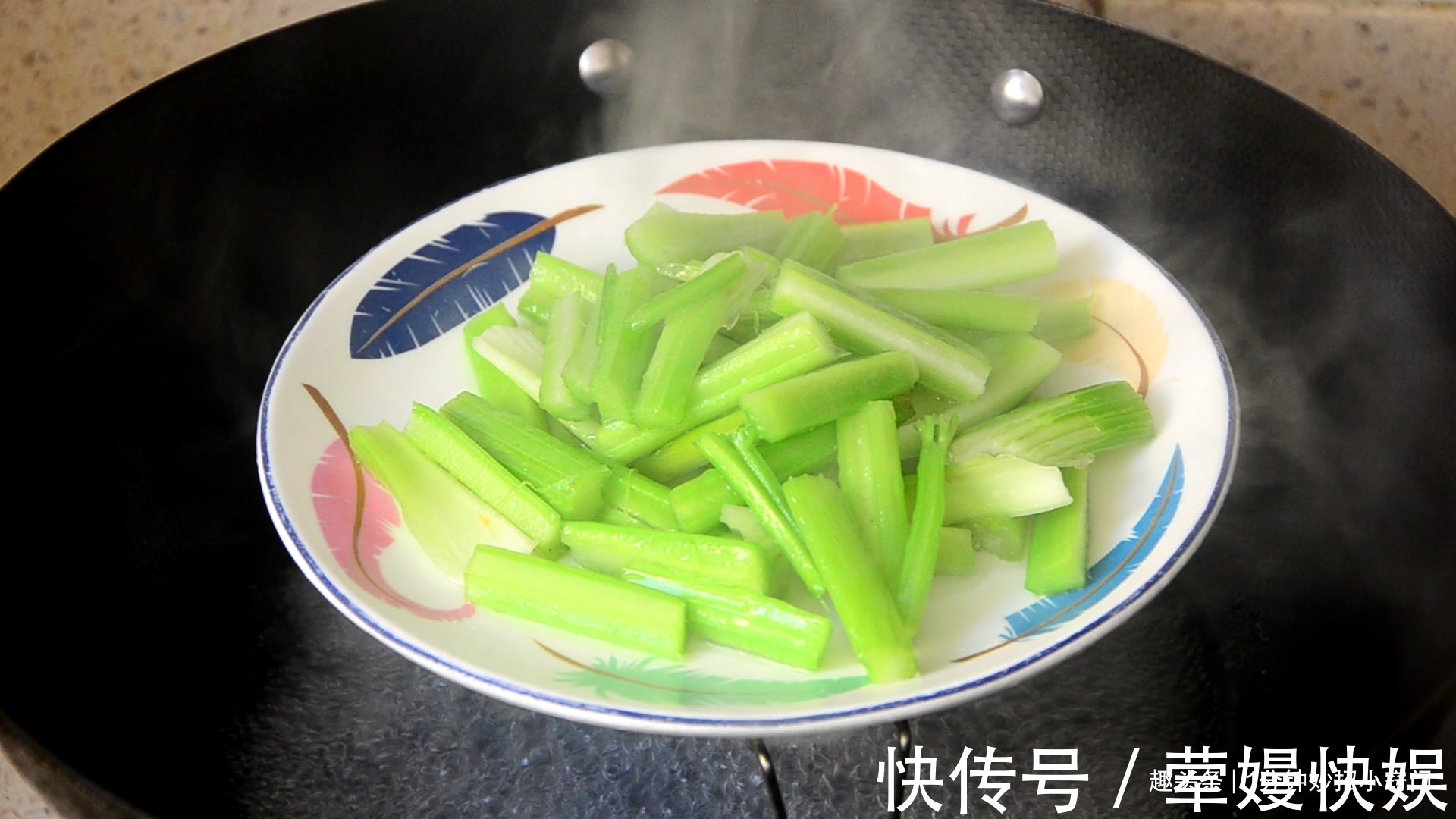 食用盐|芹菜有人焯水，有人直接下锅炒，都不对，教你正确做法