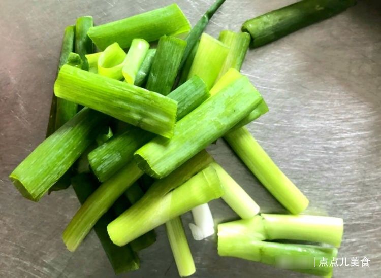 一个鸡腿两把板栗 ,只需简单几步,教你做出汁香浓郁的板栗烧鸡