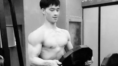 大帅哥|26岁小鲜肉练成肌肉型男，8块腹肌大胸肌，是否让你心花怒放？