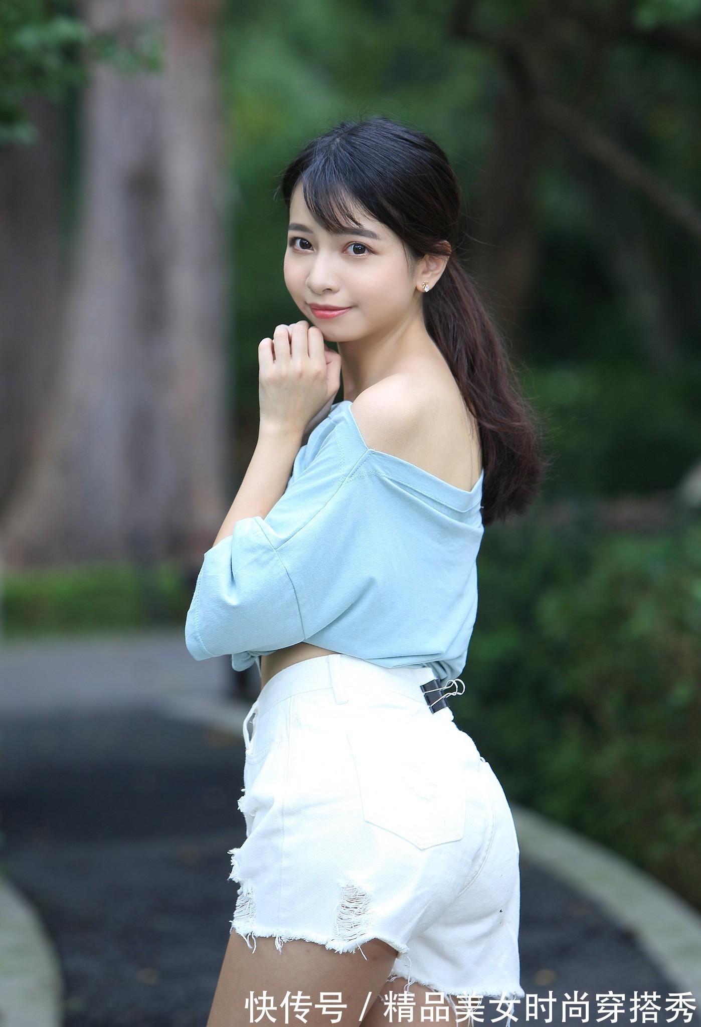小清新|“小清新”的蓝色很显白皙肌肤,搭配白色短裤,轻松穿出大长腿
