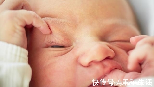 宝宝|新生儿出生后手爱乱抓,抓不到还哭闹,原因很搞笑,妈妈赶紧安慰