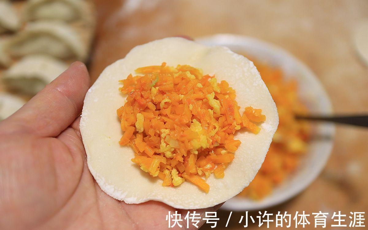 让人感觉到温暖的鸡蛋南瓜饺子,甜甜的,味道很独特