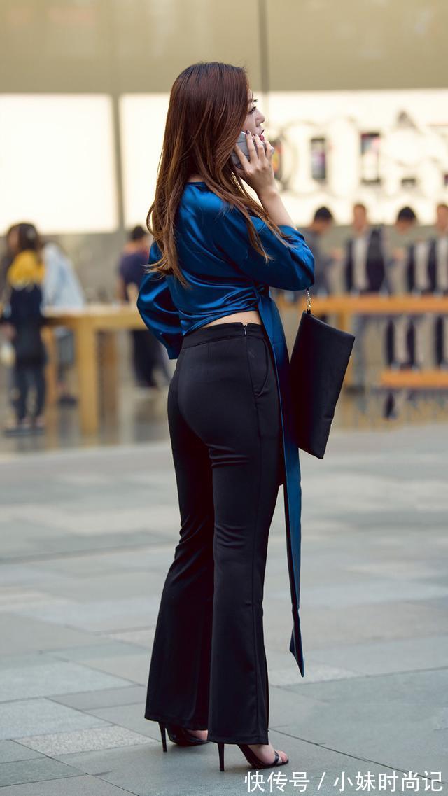 小姐姐|会穿搭就是美，蓝色绸缎衫配黑色“甩甩”裤，穿着优雅又时髦