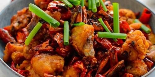 每次做都是超大盘子的抢手菜，香辣开胃特解馋，上桌很快就光盘！