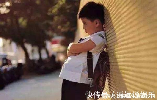 父母|接孩子放学时,父母三种行为少做,已悄悄伤害了孩子你却不知道!