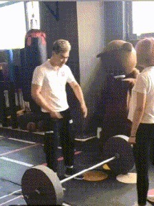 |搞笑GIF:姑娘 你这一字马厉害了 把旁边的小哥都吓跑了