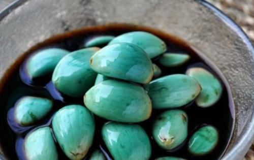 泡腊八蒜,最忌直接加醋!多做1步,1周变碧绿,酸辣微甜,还脆爽