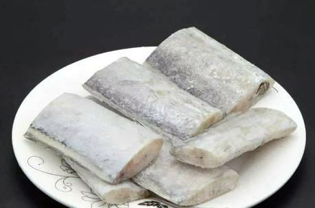 炸带鱼裹面糊?难怪出锅回软快,教你1招,带鱼外酥里嫩不回软