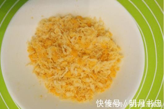 小饼干|咸蛋黄加肉松,不用加一滴水,做成咸香酥脆的小饼干,好吃