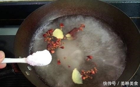 夏天|夏天就要自制咸鸭蛋,沙酥流油,营养丰富,空口吃才过瘾!