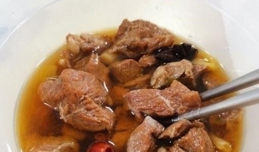 煮牛肉时,就是炖不烂往汤里加1物,轻松煮好牛肉
