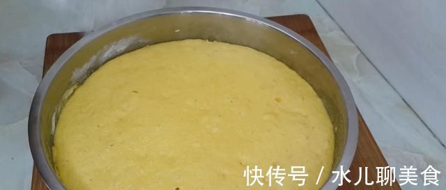 玉米面又出新吃法，教你简单一做，做法比面包简单，比蛋糕都好吃