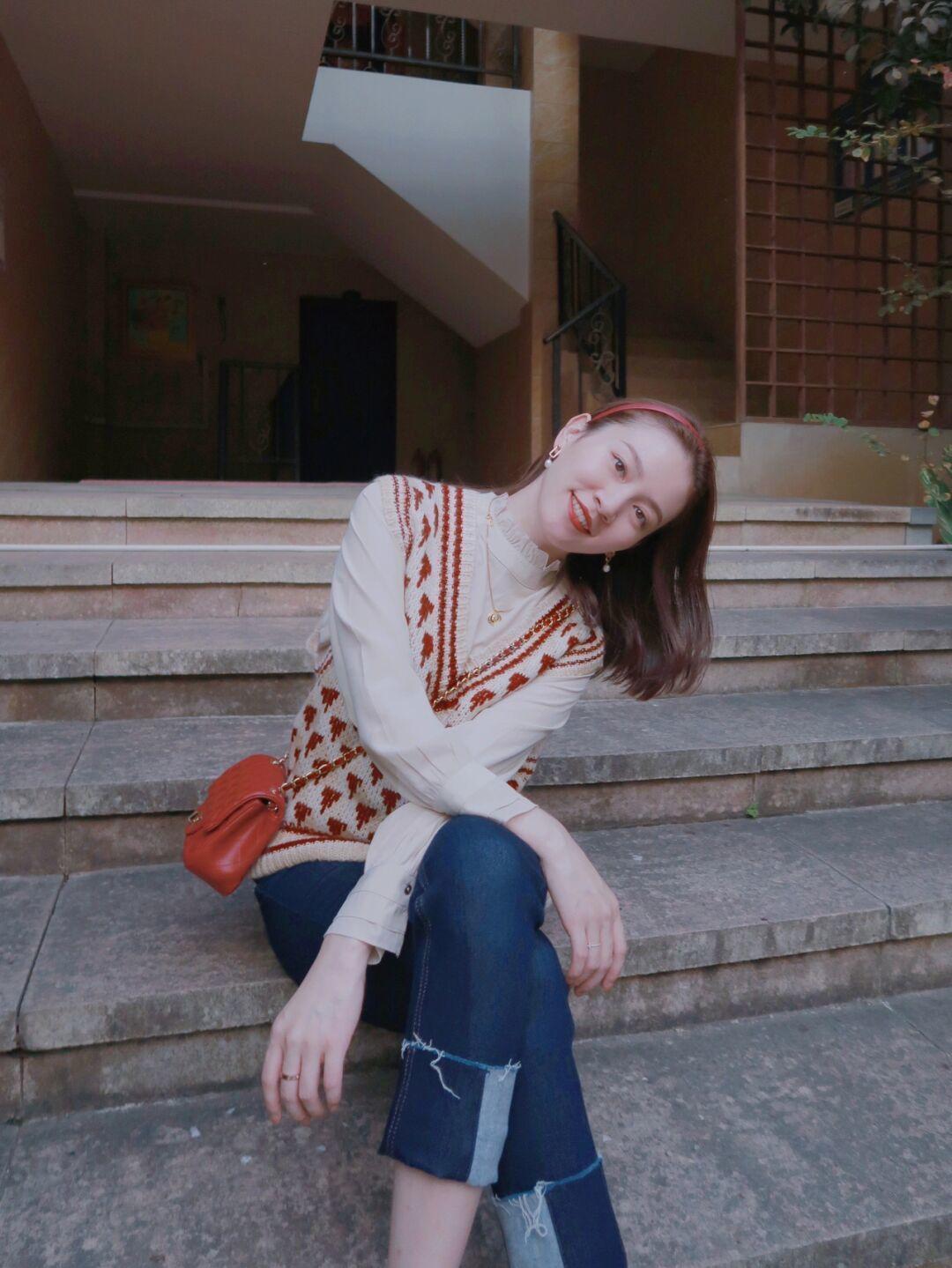 搭配 看了这位姐姐的搭配,才知道“毛衣”的时尚,基础款穿出高级感