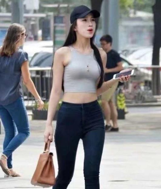 清新可人的美女,穿上紧身牛仔裤,减龄显气质