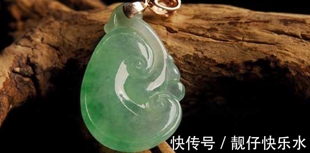 术语@翡翠中的起荧光是什么样的效果?看到以后也会震惊,确实很不错