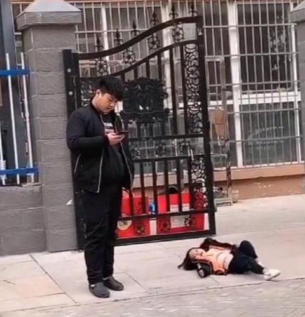 玩具|“倔强父女”火了，女儿为买玩具撒泼打滚，宝爸在一旁淡定玩手机