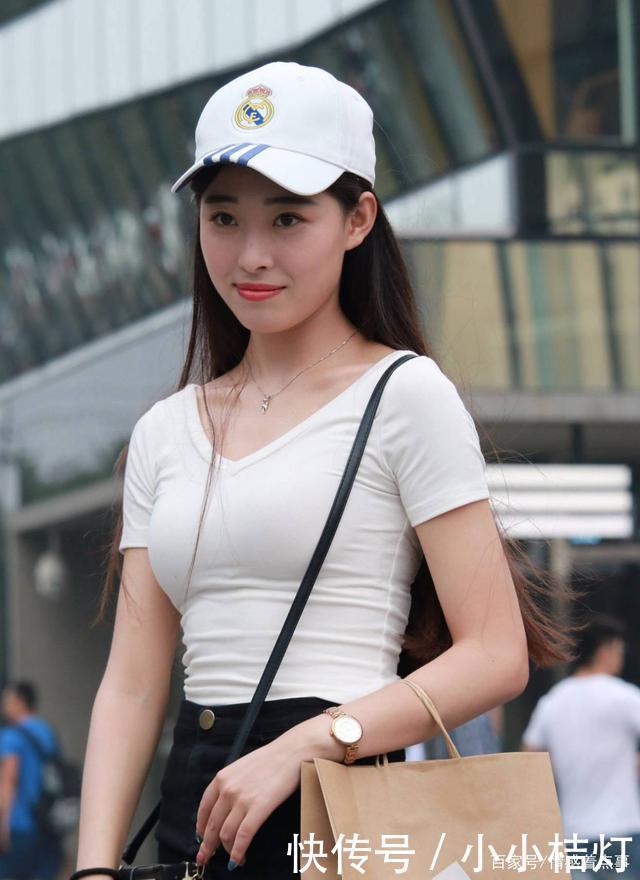 白色|时尚穿搭白色上衣搭配黑色短裙,简单好看