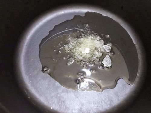  猪蹄胶原蛋白满满，可以美容养颜，搭配黄豆焖煮更美味