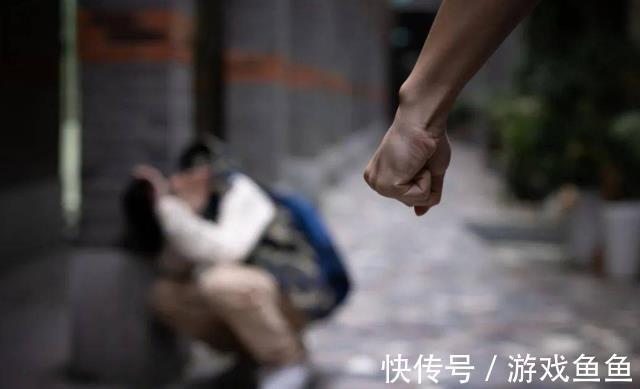 这句话|少年举刀伤人,只因受欺负后爸爸说的这句话,很多家庭也爱这么说