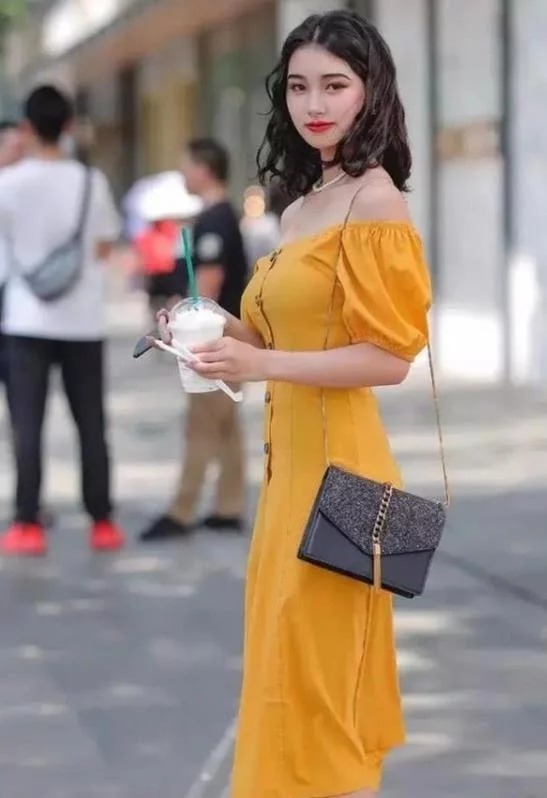 靓丽|街拍:靓丽的时尚美女,蓝色吊带背心搭配格子休闲裤,干净利落