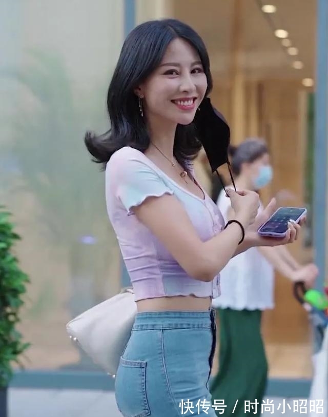 小姐姐 圆领短袖T恤,搭配修身“烂”裤脚牛仔裤,散发时尚女生优雅韵味