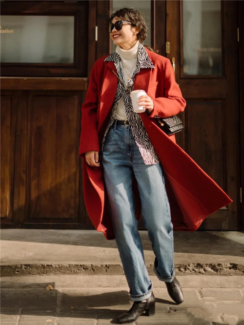 过年流行的“姨妈色”大衣，配上这3种颜色内搭，气质显白更高级