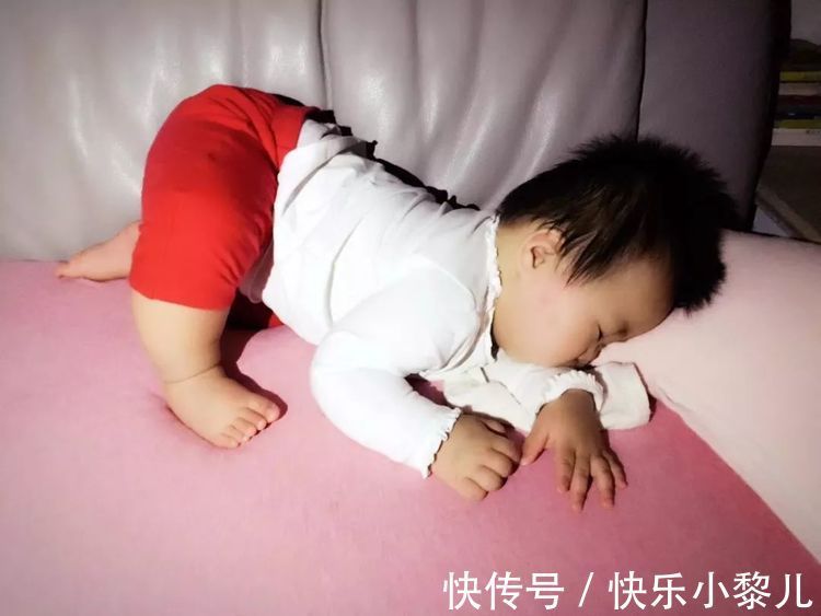 家长们|爱用这两个睡姿的孩子，性格通常很孤僻，后一个对健康也有影响