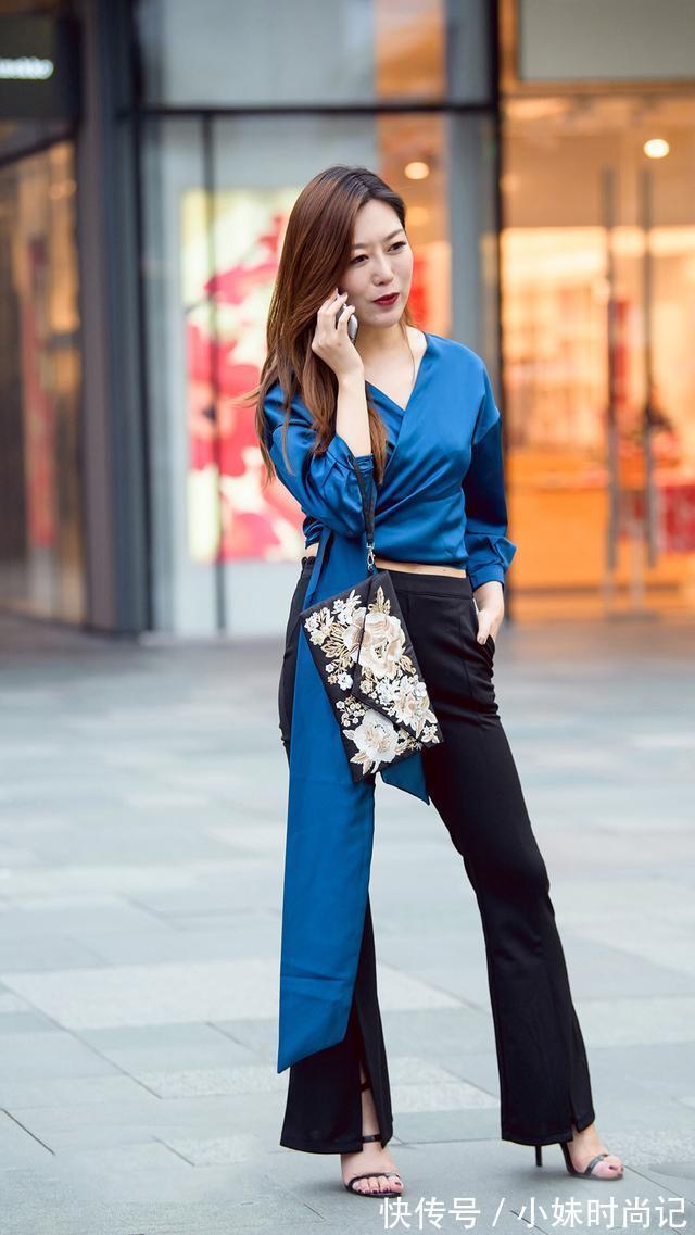 小姐姐|会穿搭就是美,蓝色绸缎衫配黑色“甩甩”裤,穿着优雅又时髦