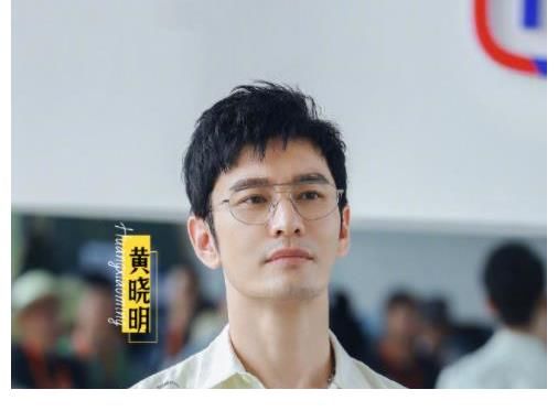 海报照|中餐厅5晒“开张海报”,其他人都很朴素,姚安娜却戴墨镜