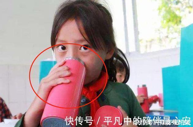 保温杯|“夺命保温杯”遭央视曝光,热水进毒水出,家长却依旧购买!