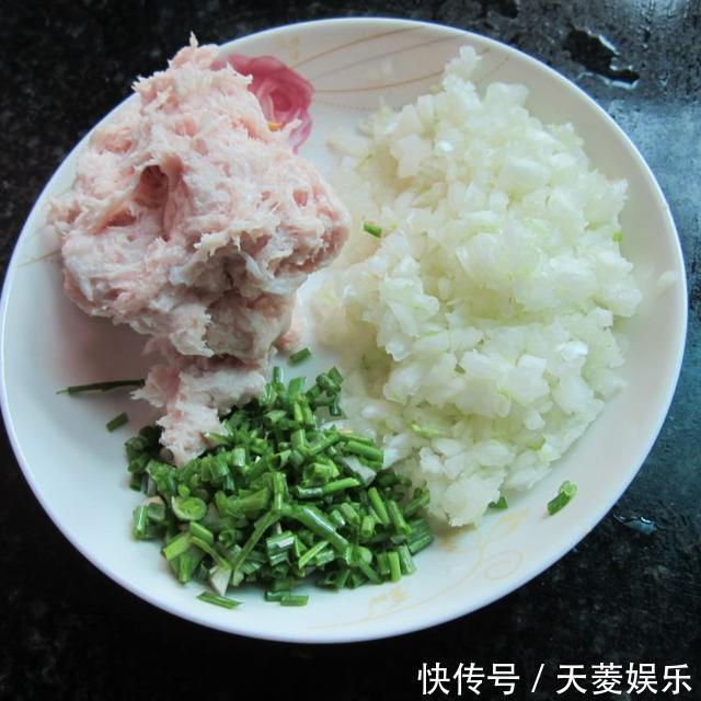 白菜饺子此样调馅太好吃了，做法简单，味道鲜美，好吃停不下来