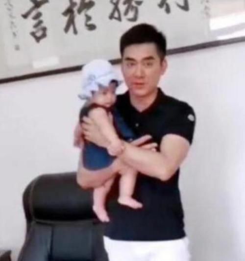 老人|“最潮爷爷”火了,抱孙女看楼盘,网友调侃:预定个孙女婿的位置