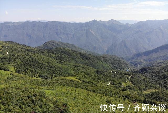 巴山大峡谷|航拍夏日的巴山大峡谷，青山连绵起伏耸立云中