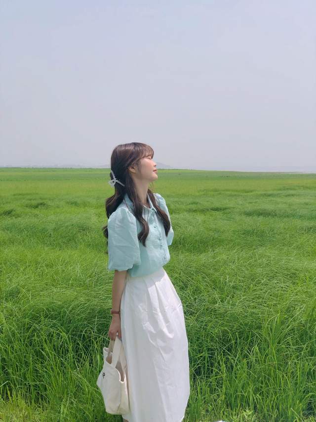 秋天|秋天裙装怎么穿好看?短袖上衣配半身裙简约高级,提升气质又显白