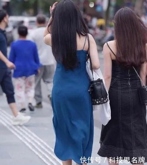 逛街 妹妹背着一件上衣逛街,穿着幽蓝长裙,带着银色高跟鞋,气质不错