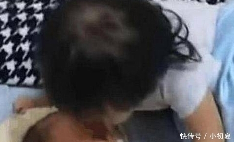 泪目|3岁姐姐被4个月弟弟吵醒,见妈妈不在,随后姐姐的做法让人泪目