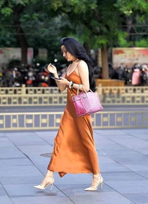 连衣裙 贴身提臀的连衣裙，才能造型美感进阶，裁剪独特