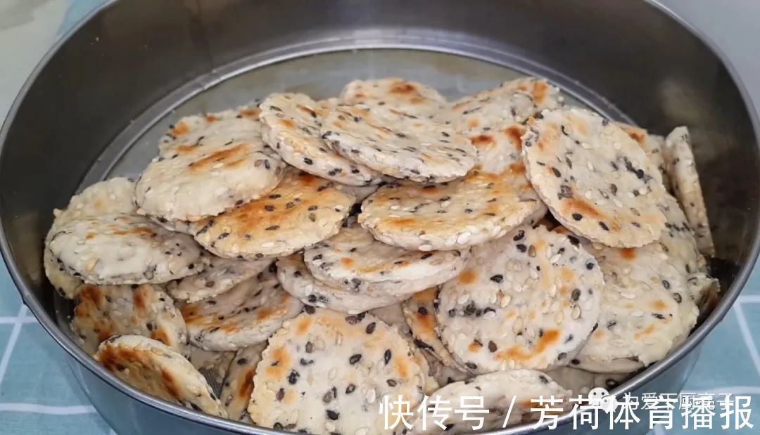 黑芝麻|芝麻饼干新做法,锅里一烙,松软香甜不加油,没烤箱也能一次成功