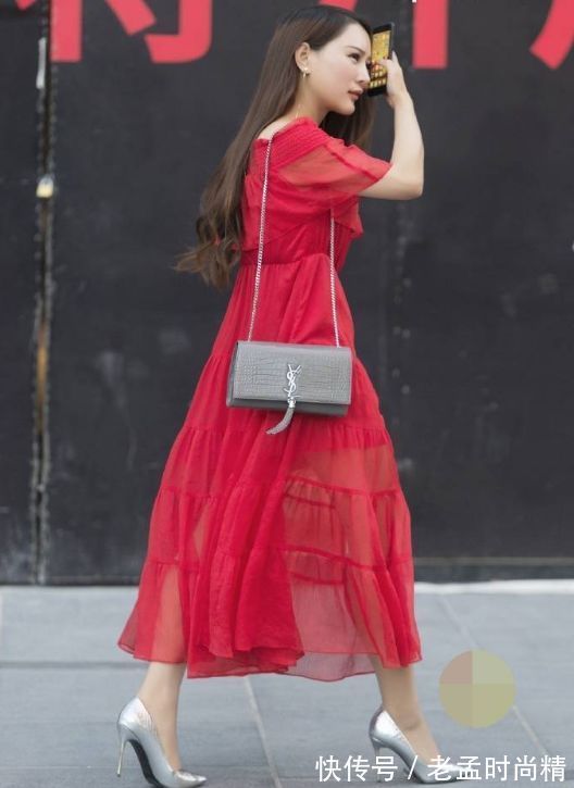 红色|美少妇长发飘飘,红色连衣裙配上高跟鞋,魅力十足!