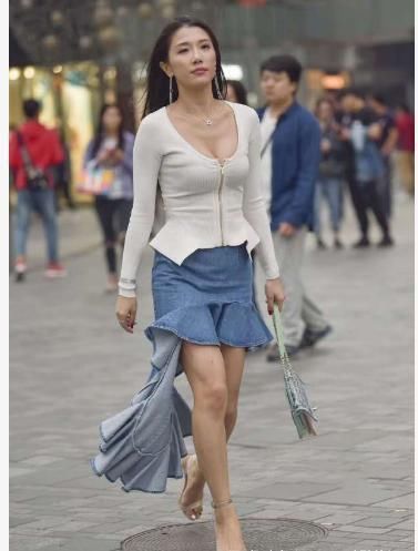 牛仔鱼尾裙 白色圆领上衣搭配牛仔鱼尾裙,款式独特,时尚又青春