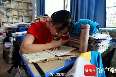 复习|复习资料堆得比人高！高考倒计时6天 实拍高三学生备考