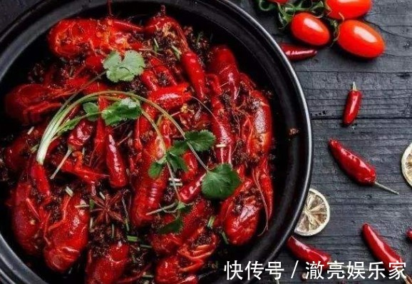 油腻食物|有一个很好的睡眠是很重要的,睡前不能吃这4类食物,会导致失眠