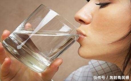 晚上喝水,做到“1多2少”,健康喝水,疾病會繞著你走