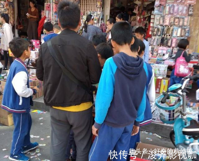 零花钱|“爸爸,给20块钱”,两位爸爸不同的做法,20年后孩子高见立下