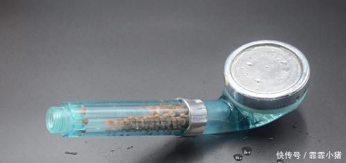 把牙膏挤到淋浴喷头上，一年能省下不少钱，解决了很多家庭的困扰