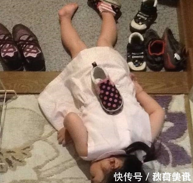 萌宝|搞笑萌宝:当宝宝困到一定地步的时候,意想不到的睡姿就出现了